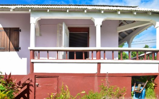 CASTLE BRUCE – Cozy Bungalow With Outbuilding Offering Magnificent Views