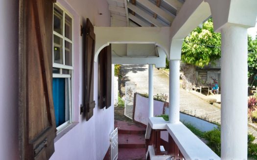 CASTLE BRUCE – Cozy Bungalow With Outbuilding Offering Magnificent Views