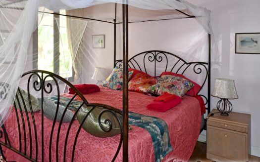 Guillet, SAVANNE PAILLE – Luxurious ‘Plantation Style’ 2 Storey Building on 3 Acres of Tropical Gardens With Spectacular Sea View