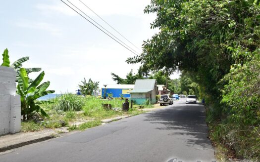 CITRONIER – 6112.sq.ft Sea Front Lot with Single Storey Fixer