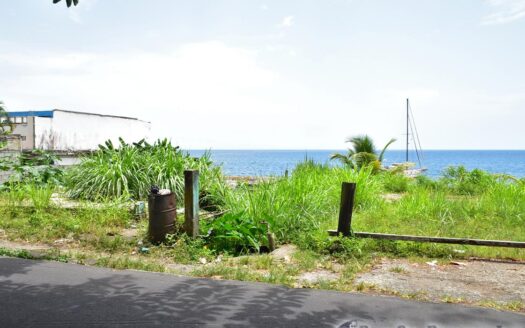 CITRONIER – 6112.sq.ft Sea Front Lot with Single Storey Fixer