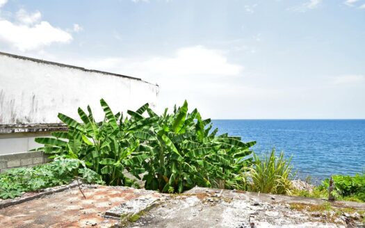 CITRONIER – 6112.sq.ft Sea Front Lot with Single Storey Fixer