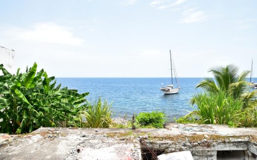 CITRONIER – 6112.sq.ft Sea Front Lot with Single Storey Fixer