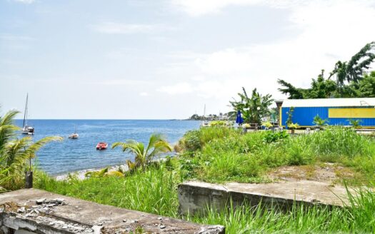 CITRONIER – 6112.sq.ft Sea Front Lot with Single Storey Fixer