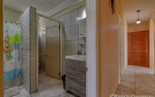 CHECKHALL – Versatile 6-Bedroom, 4-Apartment Property with Astounding Sea Vistas