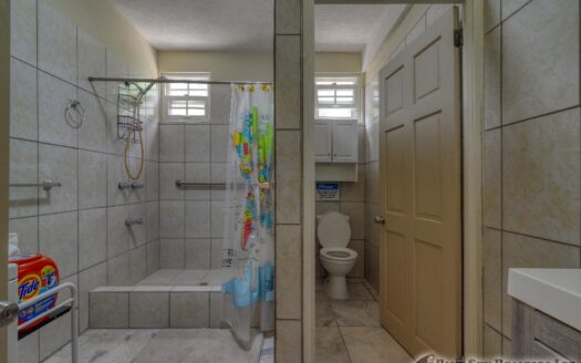 CHECKHALL – Versatile 6-Bedroom, 4-Apartment Property with Astounding Sea Vistas