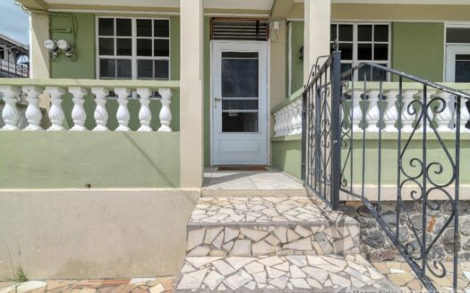 CHECKHALL – Versatile 6-Bedroom, 4-Apartment Property with Astounding Sea Vistas