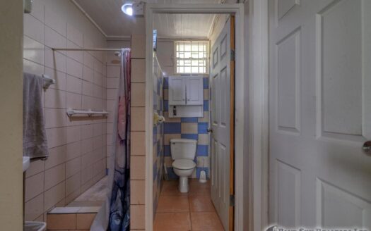 CHECKHALL – Versatile 6-Bedroom, 4-Apartment Property with Astounding Sea Vistas