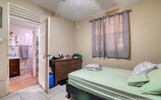 CHECKHALL – Versatile 6-Bedroom, 4-Apartment Property with Astounding Sea Vistas