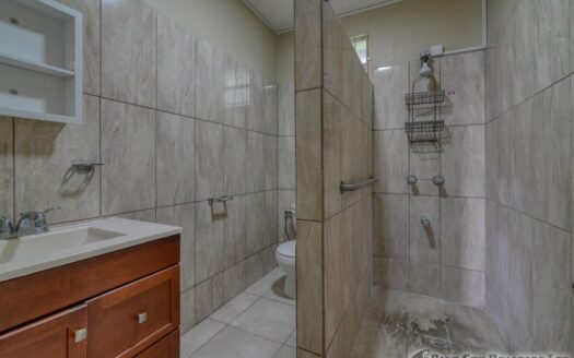 CHECKHALL – Versatile 6-Bedroom, 4-Apartment Property with Astounding Sea Vistas