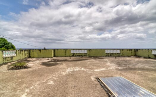 CHECKHALL – Versatile 6-Bedroom, 4-Apartment Property with Astounding Sea Vistas