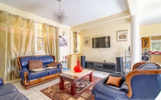 Fields Lane, ROSEAU – 3 Floor Elegant Home With Commercial Ground Floor On 1,185 sq.ft.