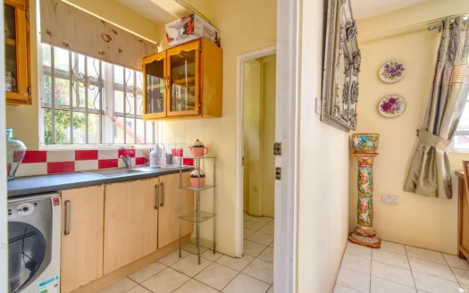 Fields Lane, ROSEAU – 3 Floor Elegant Home With Commercial Ground Floor On 1,185 sq.ft.