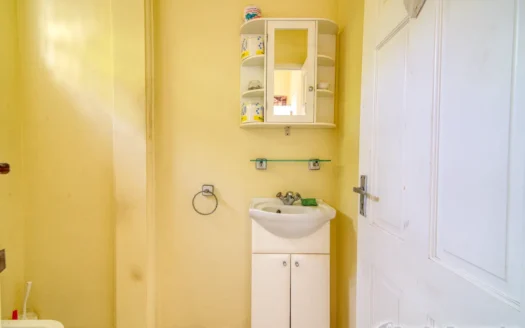 Fields Lane, ROSEAU – 3 Floor Elegant Home With Commercial Ground Floor On 1,185 sq.ft.