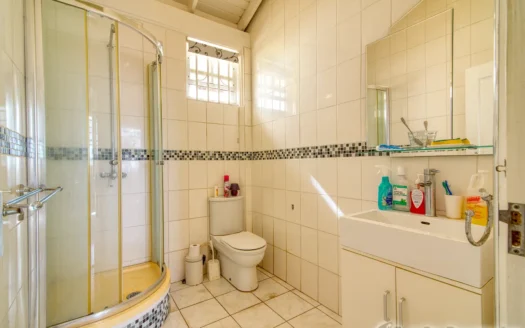 Fields Lane, ROSEAU – 3 Floor Elegant Home With Commercial Ground Floor On 1,185 sq.ft.