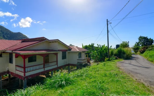 CASTLE COMFORT – 3 Bedroom Spacious Bungalow On Generous Lot with High-Potential Ground Floor