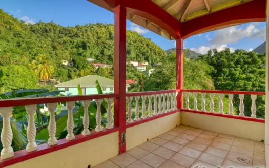 CASTLE COMFORT – 3 Bedroom Spacious Bungalow On Generous Lot with High-Potential Ground Floor