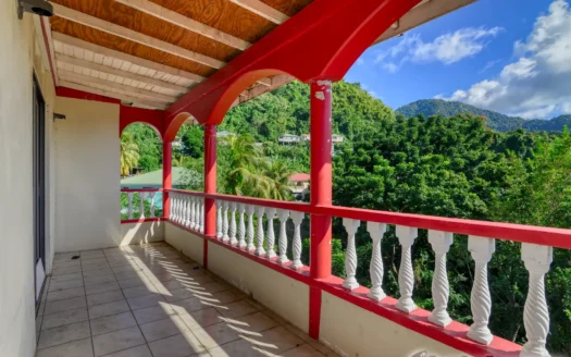 CASTLE COMFORT – 3 Bedroom Spacious Bungalow On Generous Lot with High-Potential Ground Floor