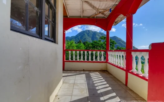 CASTLE COMFORT – 3 Bedroom Spacious Bungalow On Generous Lot with High-Potential Ground Floor