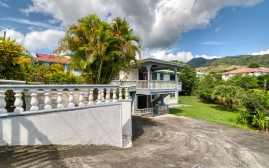 BELFAST – Spacious, Versatile 2 Floor, 6 Bedroom Residence In Upscale Community