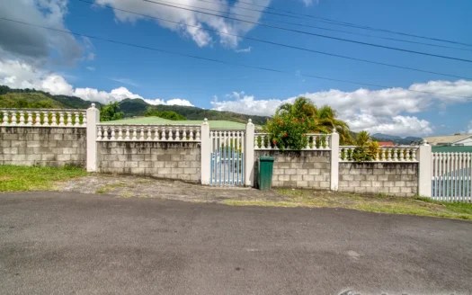 BELFAST – Spacious, Versatile 2 Floor, 6 Bedroom Residence In Upscale Community