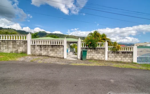 BELFAST – Spacious, Versatile 2 Floor, 6 Bedroom Residence In Upscale Community