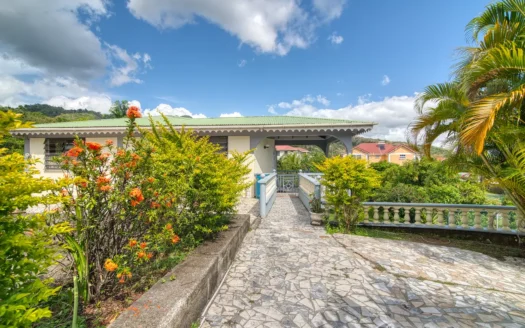 BELFAST – Spacious, Versatile 2 Floor, 6 Bedroom Residence In Upscale Community