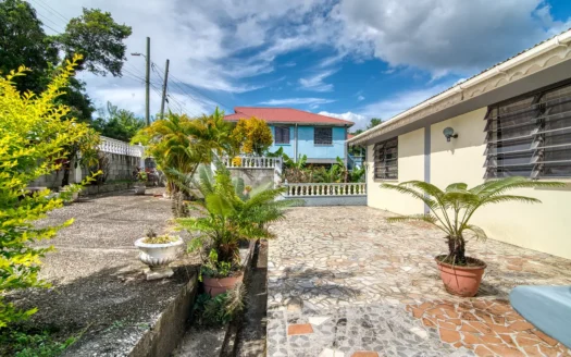 BELFAST – Spacious, Versatile 2 Floor, 6 Bedroom Residence In Upscale Community