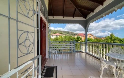 BELFAST – Spacious, Versatile 2 Floor, 6 Bedroom Residence In Upscale Community