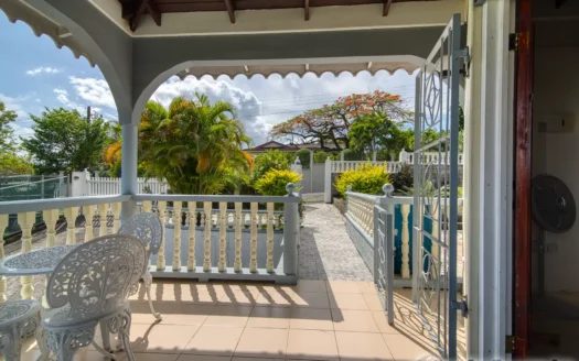 BELFAST – Spacious, Versatile 2 Floor, 6 Bedroom Residence In Upscale Community