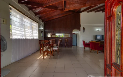 BELFAST – Spacious, Versatile 2 Floor, 6 Bedroom Residence In Upscale Community