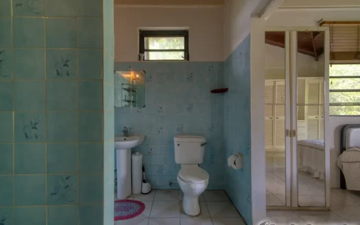 BELFAST – Spacious, Versatile 2 Floor, 6 Bedroom Residence In Upscale Community