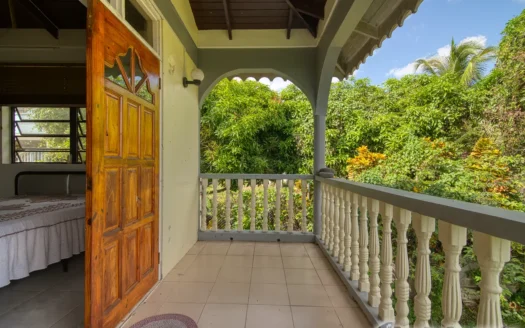 BELFAST – Spacious, Versatile 2 Floor, 6 Bedroom Residence In Upscale Community