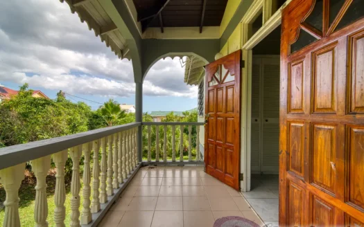 BELFAST – Spacious, Versatile 2 Floor, 6 Bedroom Residence In Upscale Community