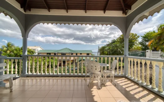 BELFAST – Spacious, Versatile 2 Floor, 6 Bedroom Residence In Upscale Community