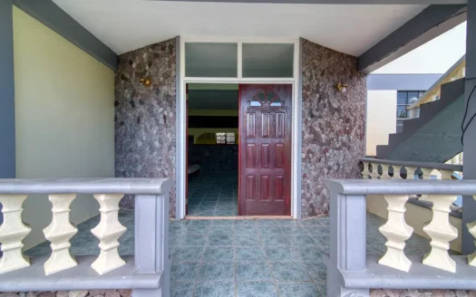 BELFAST – Spacious, Versatile 2 Floor, 6 Bedroom Residence In Upscale Community