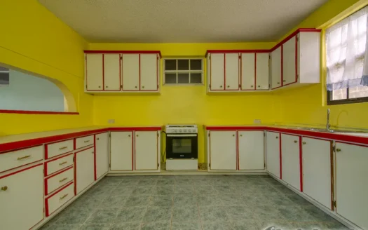 BELFAST – Spacious, Versatile 2 Floor, 6 Bedroom Residence In Upscale Community