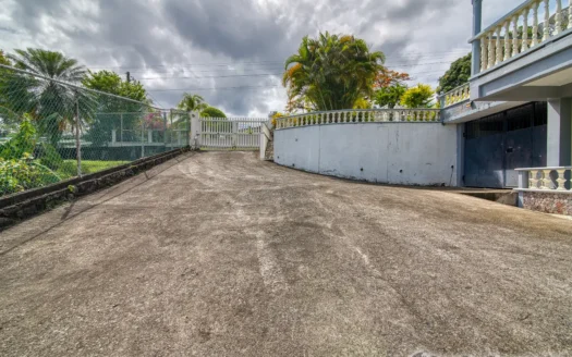 BELFAST – Spacious, Versatile 2 Floor, 6 Bedroom Residence In Upscale Community