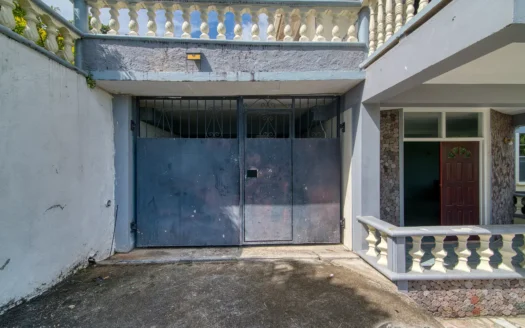 BELFAST – Spacious, Versatile 2 Floor, 6 Bedroom Residence In Upscale Community