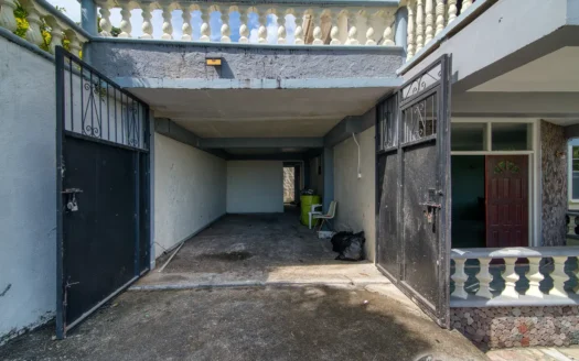BELFAST – Spacious, Versatile 2 Floor, 6 Bedroom Residence In Upscale Community
