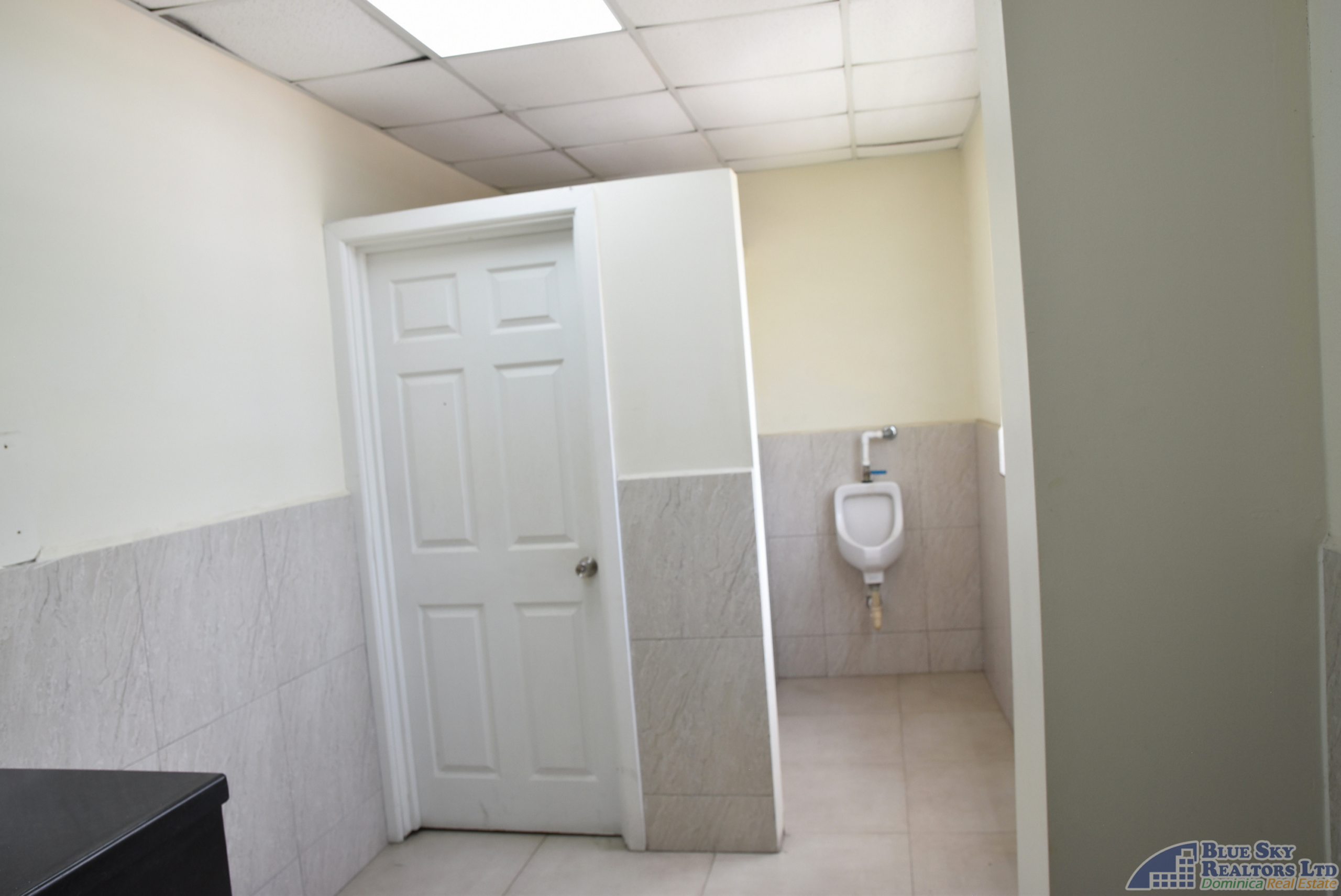 Prime Commercial Warehouse and Office Space for Rent in Fond Cole